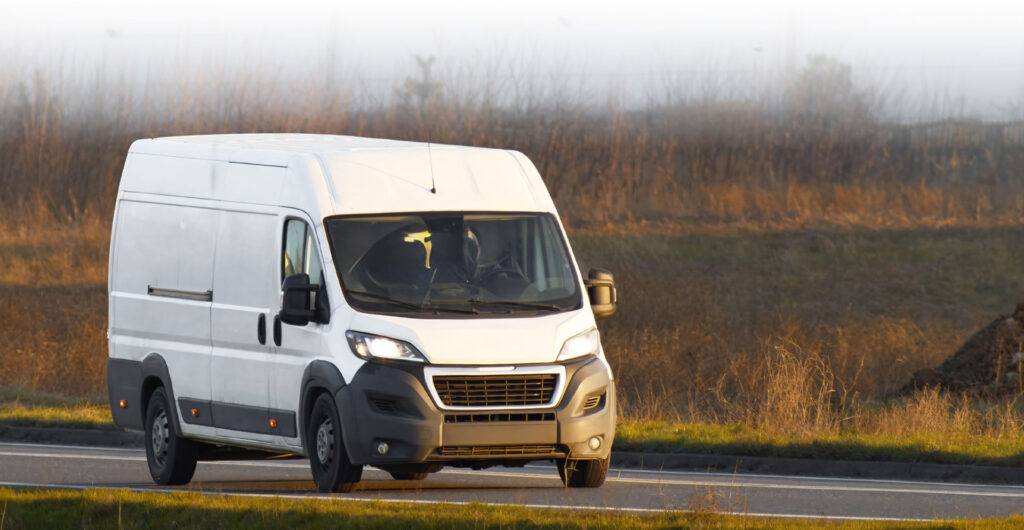 furgoneta en la carretera